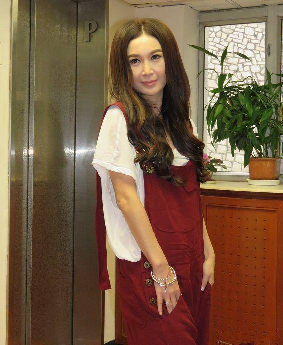 原创温碧霞爱美到极致了大春季还敢穿吊带露美腿勇气可见啊