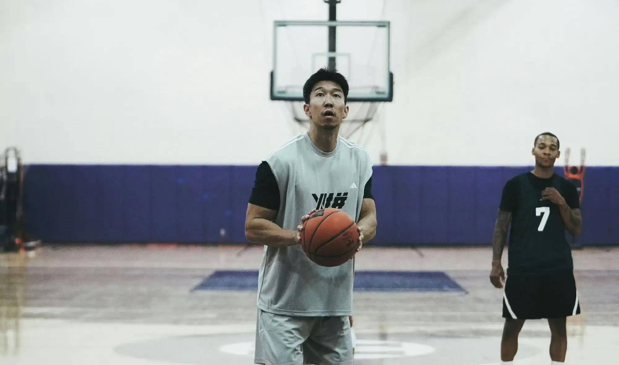 原来在北京通州潞河中学打篮球,爸爸觉得不够专业,就给送到密云二中