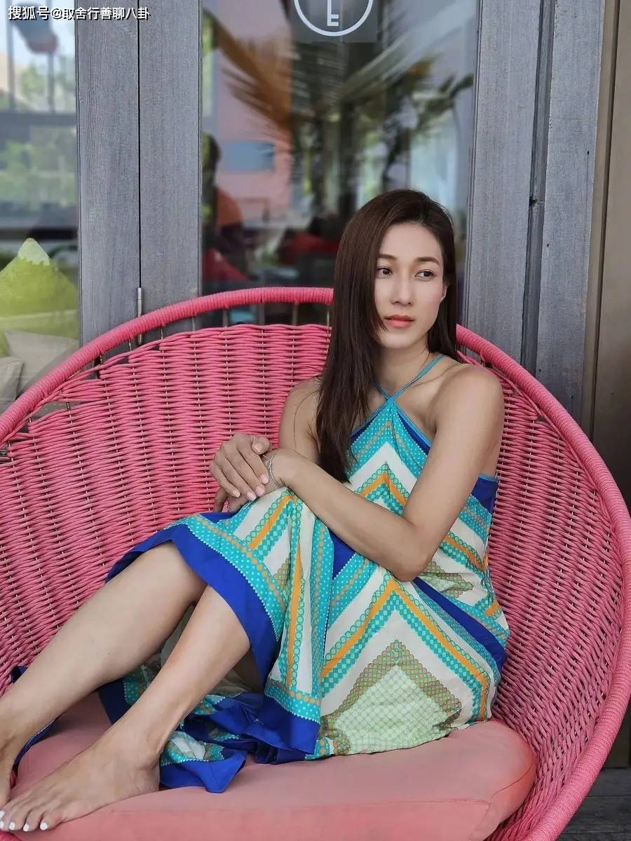 钟嘉欣海边度假,穿挂脖长裙似妙龄少女,一双修长美腿吸睛_照片_生活