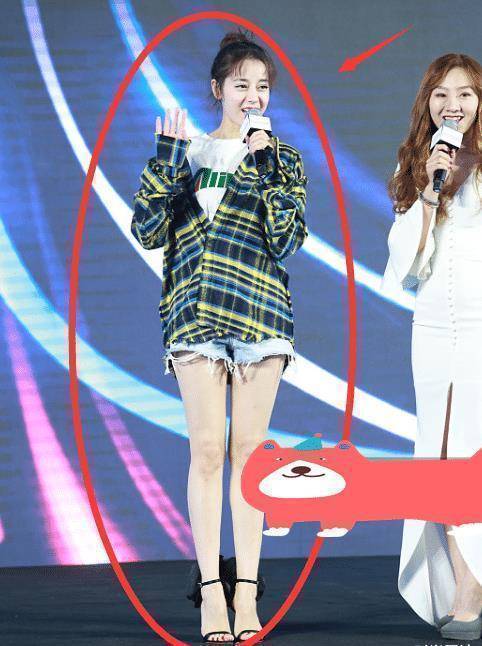 原创迪丽热巴穿牛仔短裤上舞台却忘记摄像头存在连粉丝都为她捏把汗