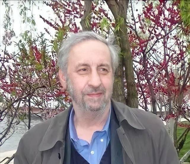 她以一副东方面孔和一身古典才情在这里站稳了脚跟,文化的差异并没有