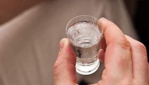男人每天喝一杯白酒20年后会有什么变化看完或许能明白