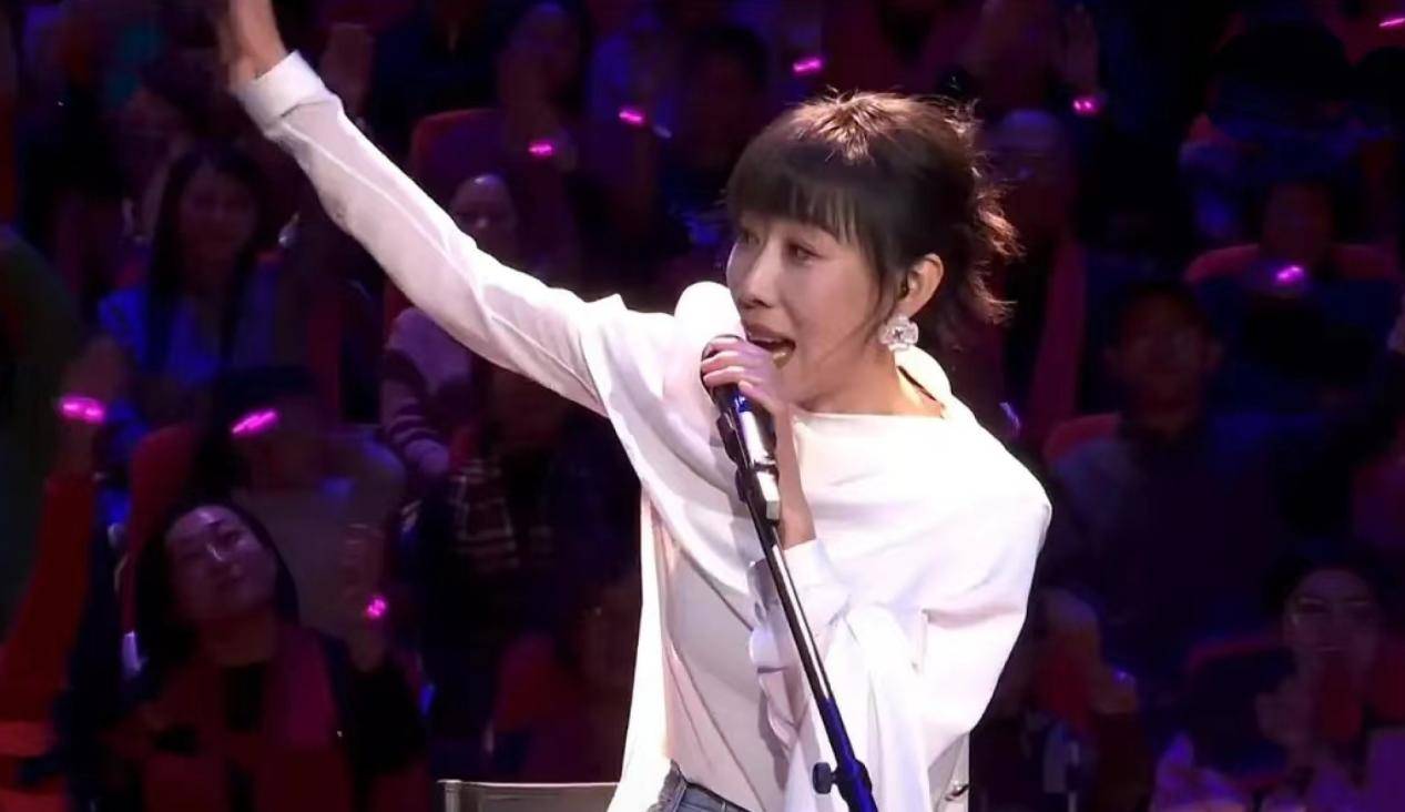 在音乐方面,任素汐也有所涉猎,在2024年的春晚舞台上,她白衣素颜,朴实