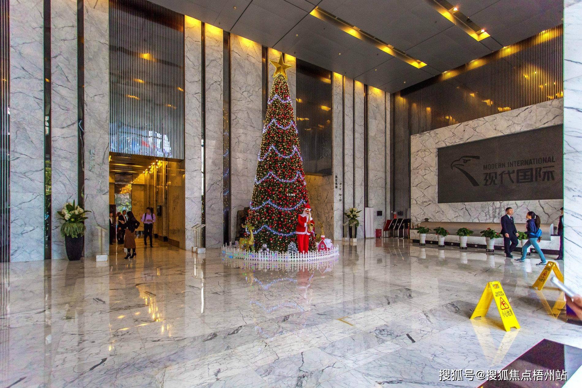 深圳现代国际大厦租120人独立办公室精装修带家具交通便利可注册