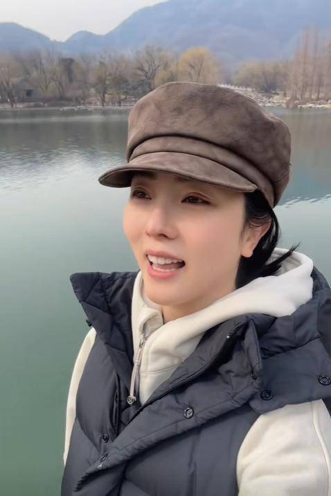 李思思尽情感受这春天的气息在北京植物园,主持人李思思一边手持手机