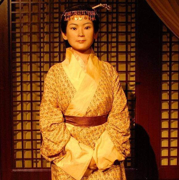 古墓中有"活粽子",考古队无一人敢动,土夫子不屑:一群书呆子_辛追夫人