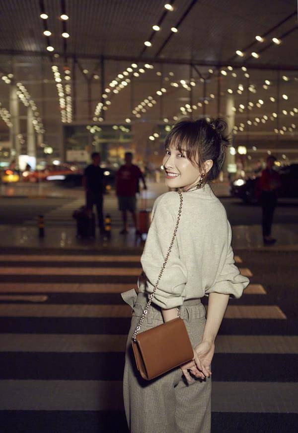 原创吴昕越活越年轻近照皮肤细腻不像话难怪自拍成瘾