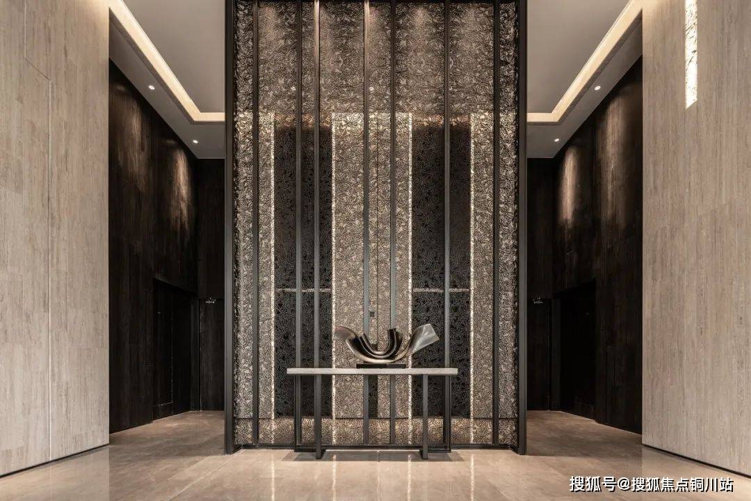 业主在楼栋门厅前进行人脸识别,电动感应平开玻璃门徐徐打开,堪比五