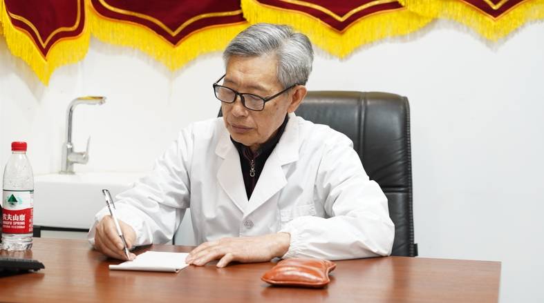 中华名医张映斌从业五十余年的归国特派军医