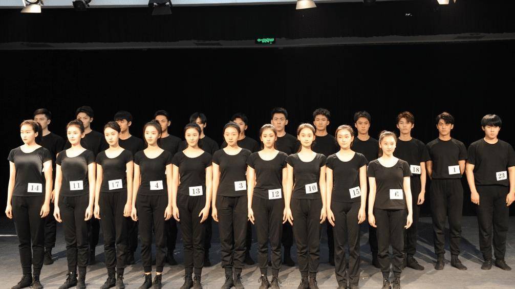 原创原创孙俪妹妹晒期末合照班级卧虎藏龙青3选手太抢眼