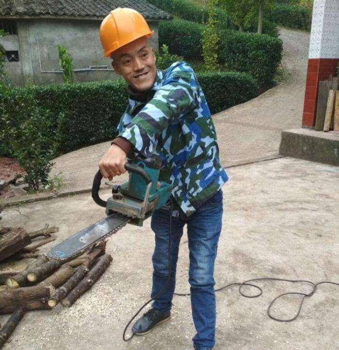 原创他神似动画人物光头强一夜爆红建别墅娶村花如今怎么样了