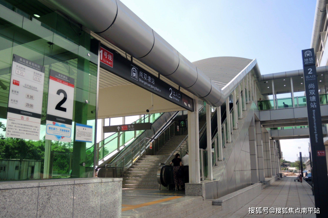 站约300米,无需换乘快速抵达五一广场;紧邻长株潭城际轻轨(先锋站)