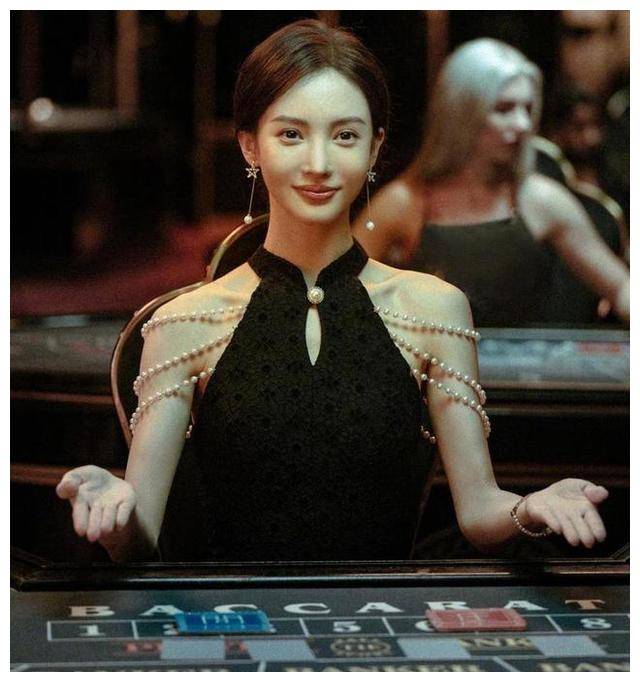 金晨国外与网友合照网友惊呆大胆吊带着她33岁金晨的敢穿风采