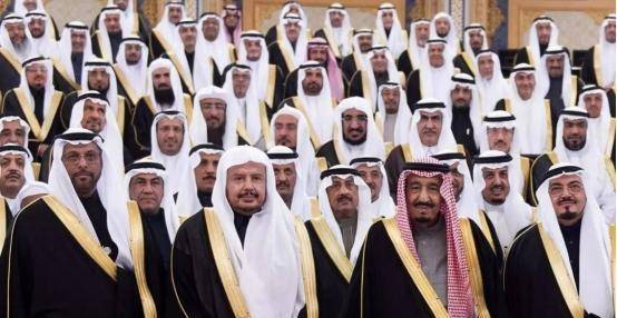 沙特虽然拥有丰富的石油,富豪也多,但是他们人口不多,人人都有钱就