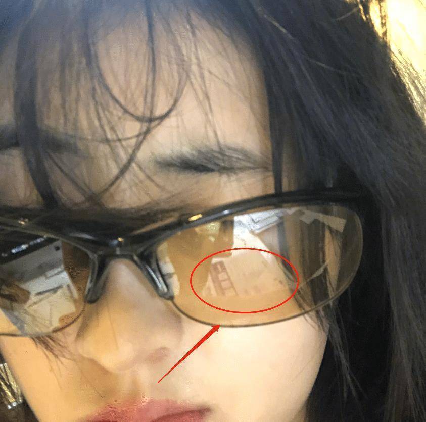 张子枫戴眼镜怼脸自拍看清眼镜反光的部位我似乎明白点啥
