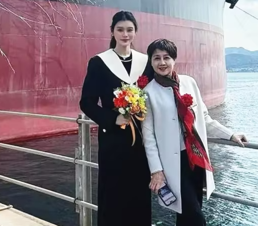 奚梦瑶35岁生日,婆婆送亿元豪船,下水仪式热闹非凡!_家庭_梁安琪_祝福