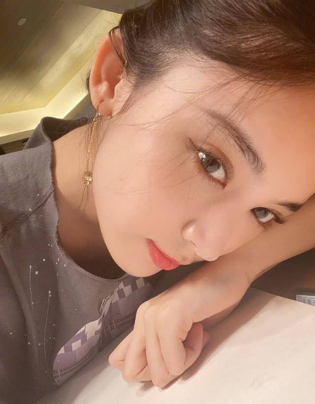 原创原创古力娜扎晒自拍照当看清她穿的啥时才知道明星从来不过春季