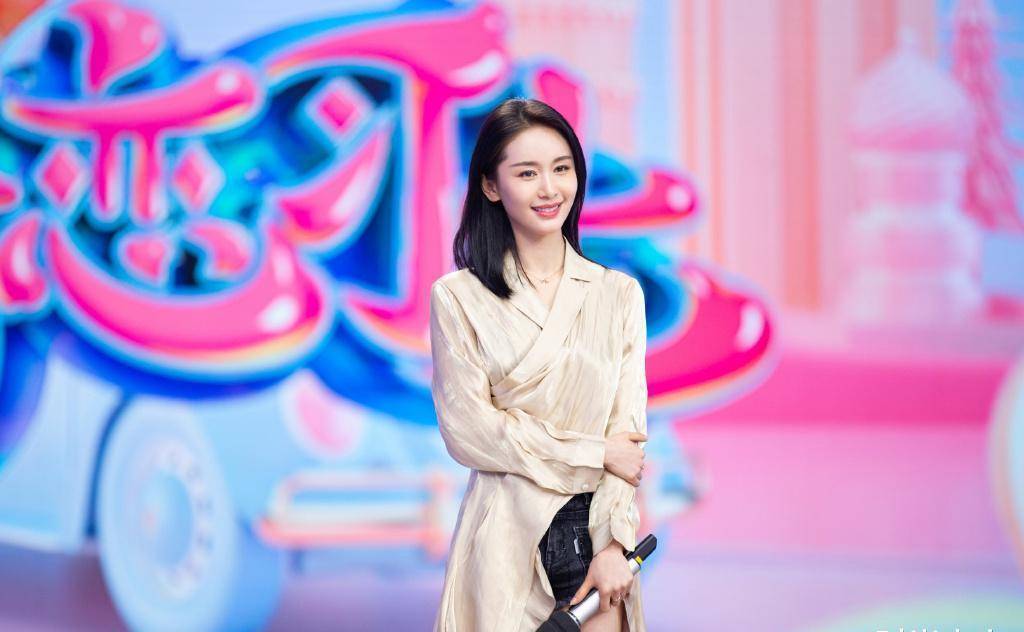 原创王子文近日综艺照穿不规则衬衫搭超短裤亮相长发造型有点惊艳