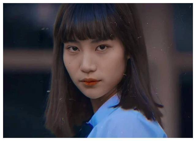 原创泰星娜诺惊艳红毯穿透视装大胆露肌胶带神秘点缀