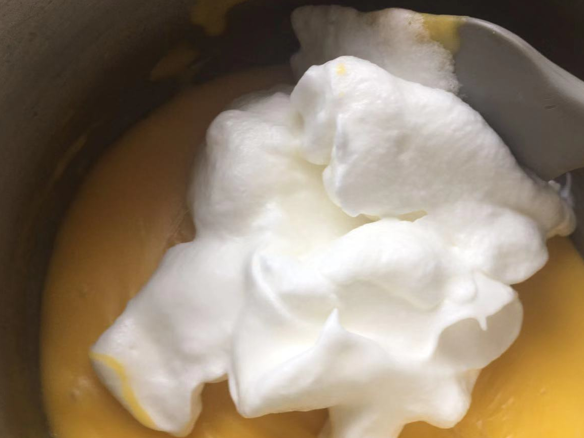 搅拌均匀成蛋糕糊,搅拌的时候注意要上下翻拌,不要画圈搅拌,小心消泡