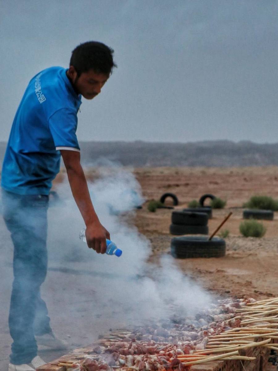 美女在新疆吃到这样的羊肉串高兴的手舞足蹈