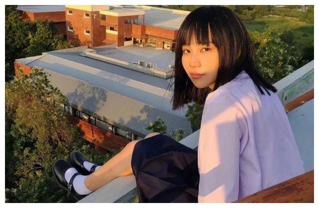 之前的kitty总是被贴上"学生"标签,总是让人不由自主地把她跟校服和