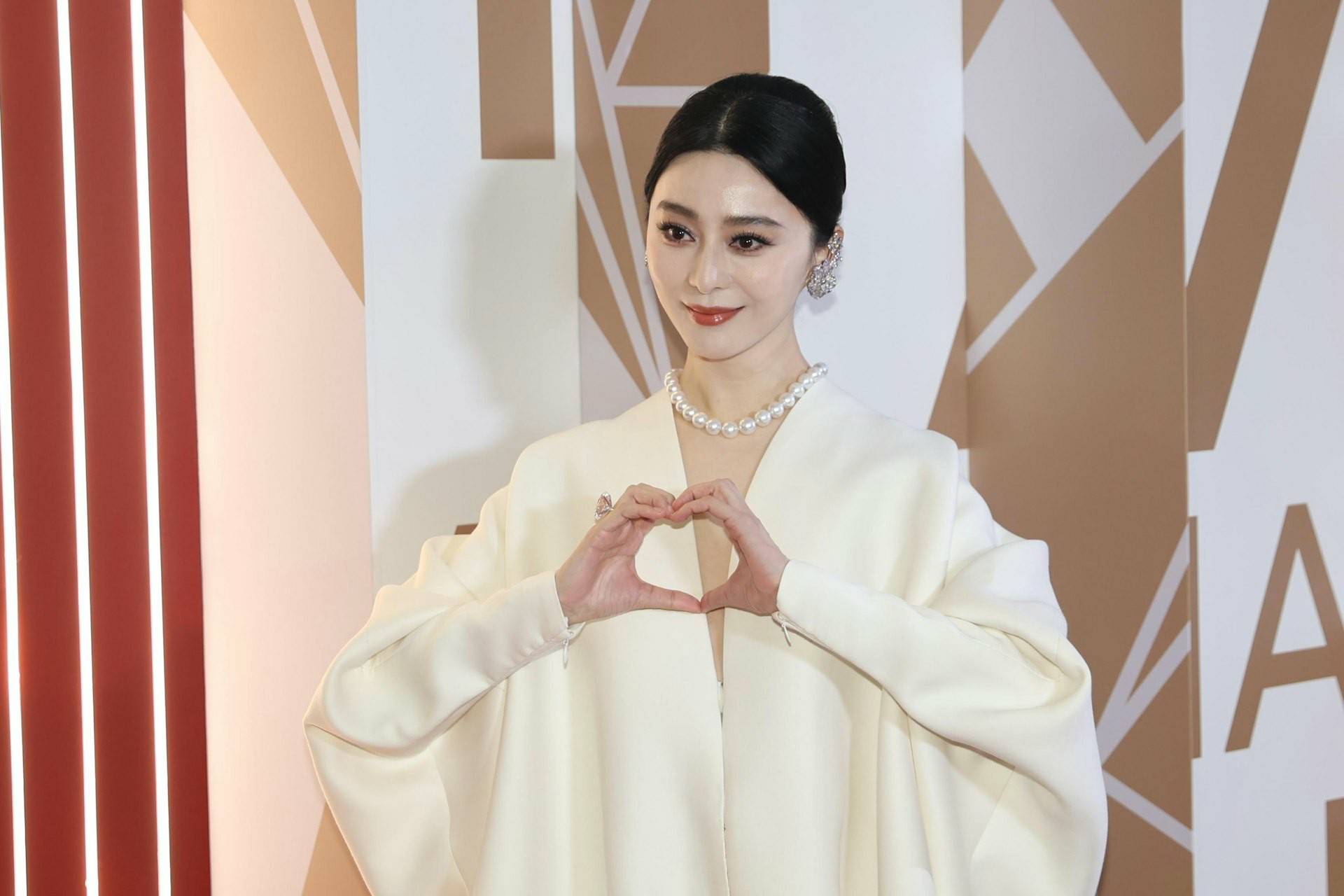 亚洲电影大奖这一晚赵丽颖艳压群芳却被烂片女王抢了风头