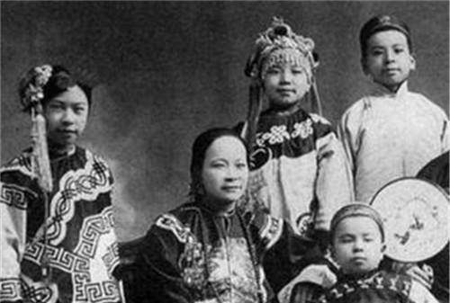 因不满父母包办婚姻,成亲后坚决睡书房,老婆一举动让他迷恋上_恽代英