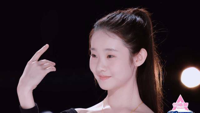 原创张艺凡首次单独跳舞当她扔掉红裙后那双大长腿把粉丝看呆了