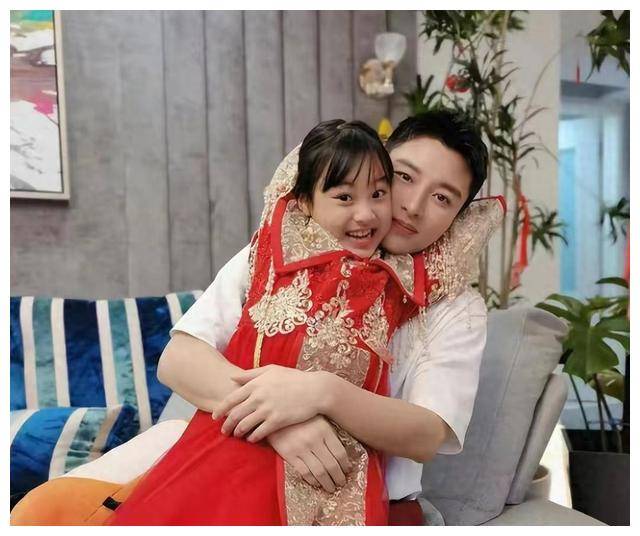 原创贾乃亮力挺女儿甜馨披露温暖细节父母无私支撑