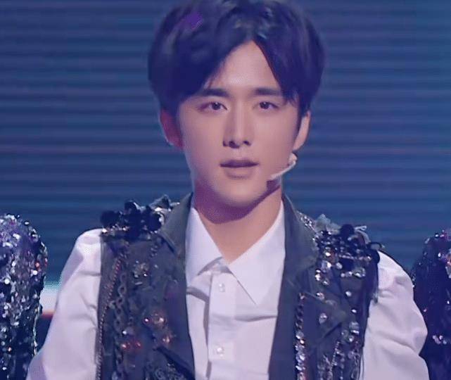 张新成和关晓彤搭档表演舞蹈同穿亮闪闪的衣服般配感十足