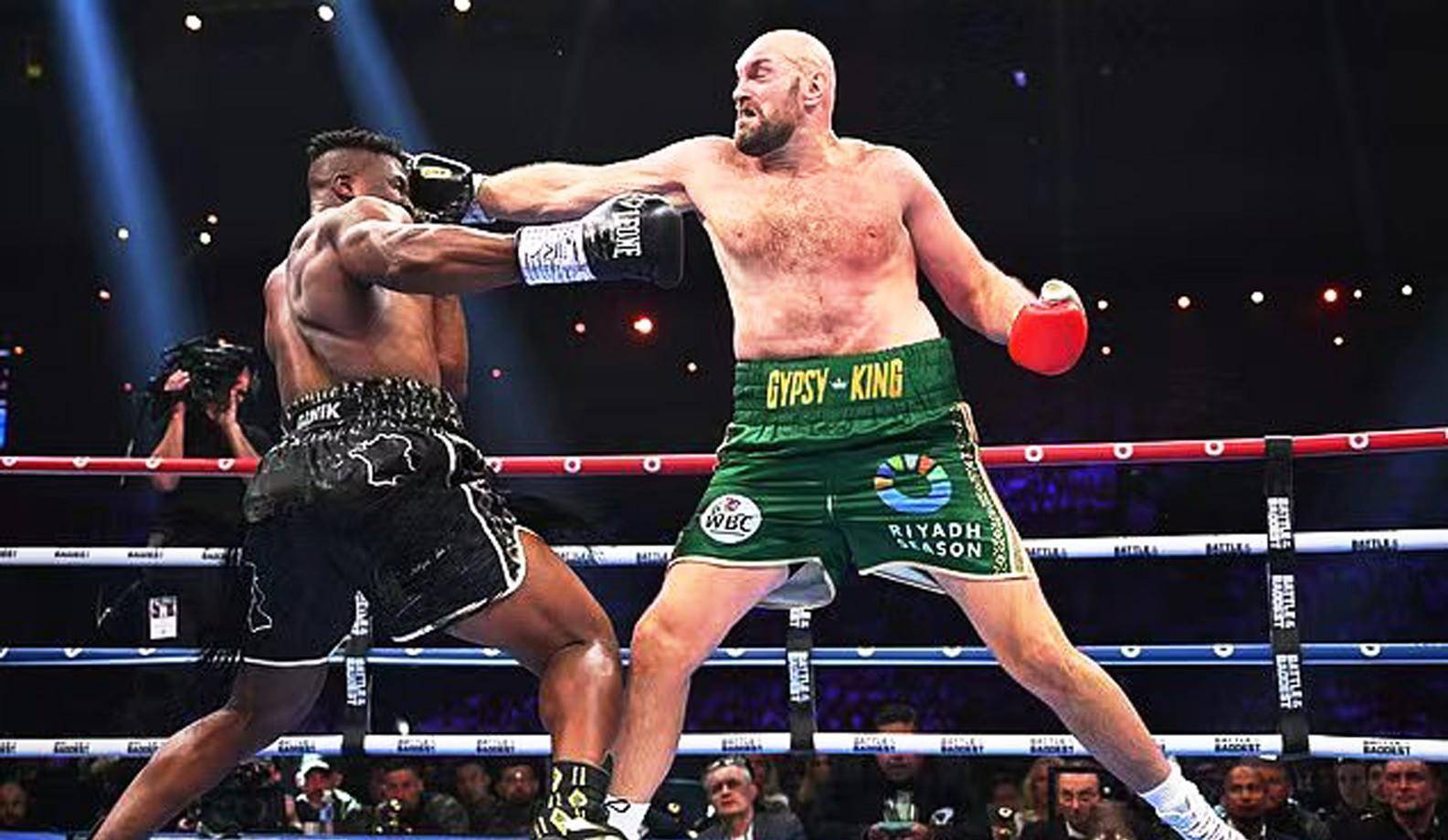 乔治-福尔曼7.杰克-约翰逊6.乔-弗雷泽备受拳迷喜爱的泰森位