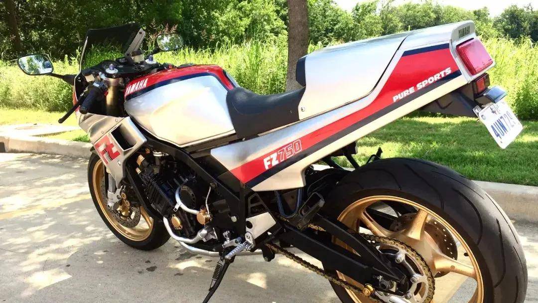 而我的雅马哈摩托车拥有5支气门,这就是当年面市的fz750