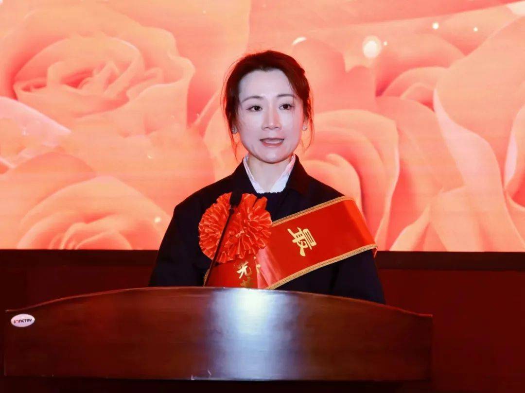 巾帼绽芳华 荣程集团召开"三八"国际妇女节表彰大会_颁奖_张君婷_发展