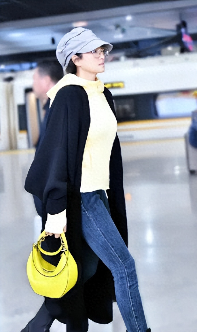 巩俐穿连帽卫衣配大衣甚至比路边姑娘还要显嫩
