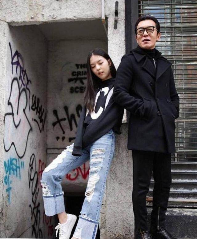 穿衣太大胆,小香风外套配短裤不惜露出"微笑线"_法图麦·李_风格_身材