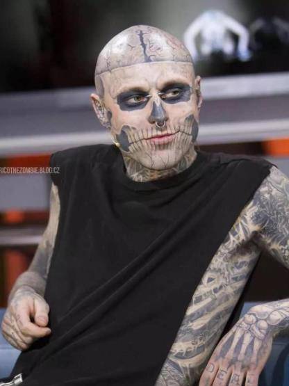 原创国外小伙瑞克格内斯特花费2亿全身纹满人骨走红后却离开人世