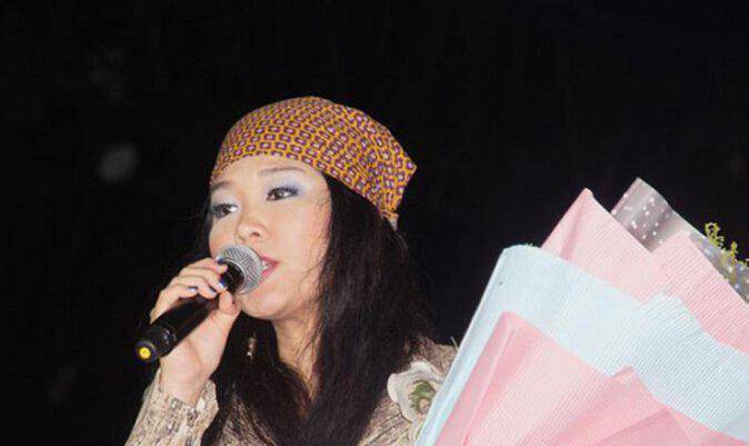 凭一首歌红了20几年,不幸遇渣男患精神分裂,当街大喊:叫我上帝_陈佳明