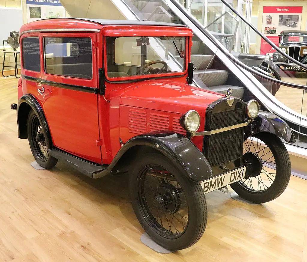 直到1933 年出现了第一辆真正的宝马汽车——六缸 303
