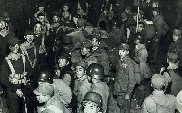 1937年,在"八一三"淞沪抗战中后期,国民党第88师262旅524团团副谢晋元