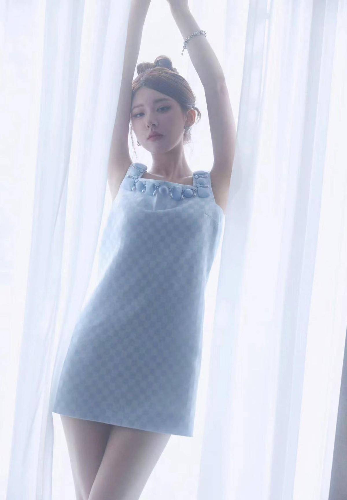 赵露思坐稳顶流小花之首!一袭缎面黑裙衬得肤白如雪,成内娱首穿