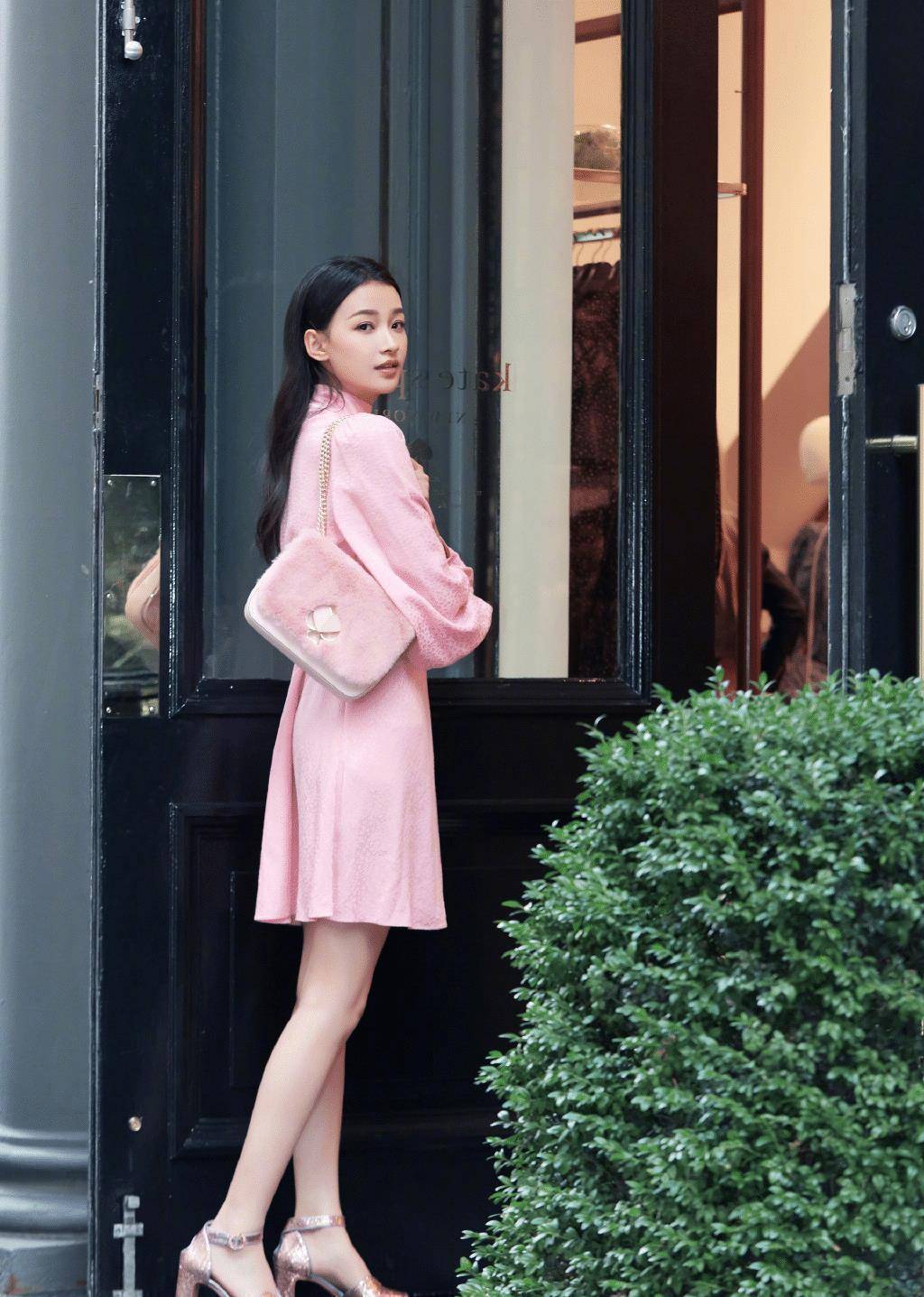 原创孙怡私服照简直要甜出糖了收腰衬衫配齐刘海一点不像孩子妈