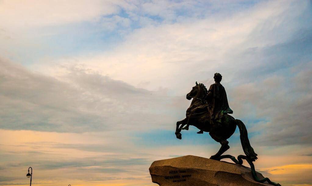 傅宗龙入主兵部之后,建议崇祯将左良玉再降三级,责令擒张献忠以自赎.