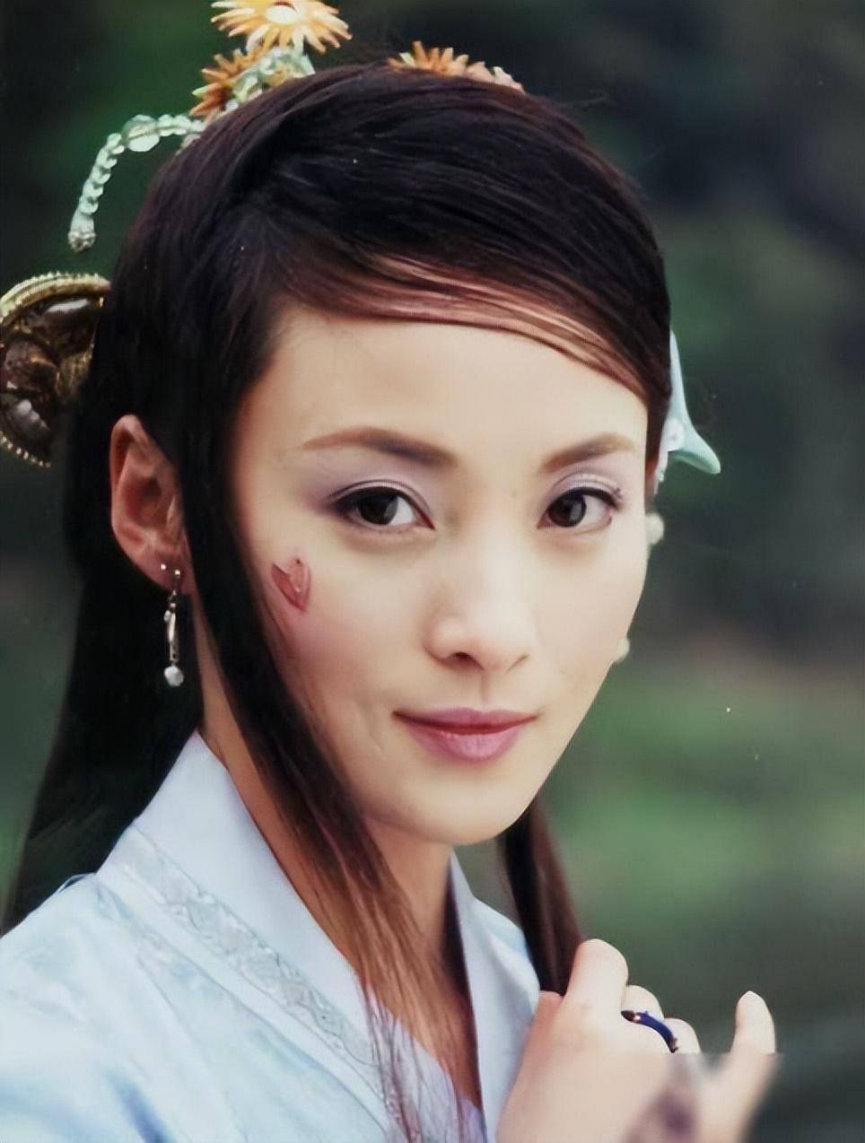 原创陈建斌夫妇香港路演受追捧48岁蒋勤勤生图惊艳难怪叫水灵