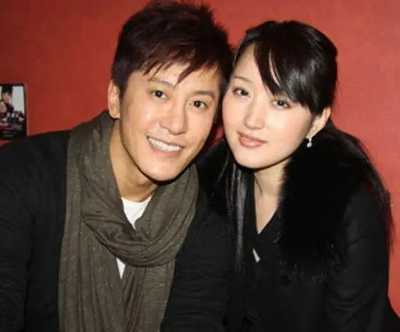毛宁妻子身份揭秘:竟是我们熟知的她?与杨钰莹相比,魅力何在?