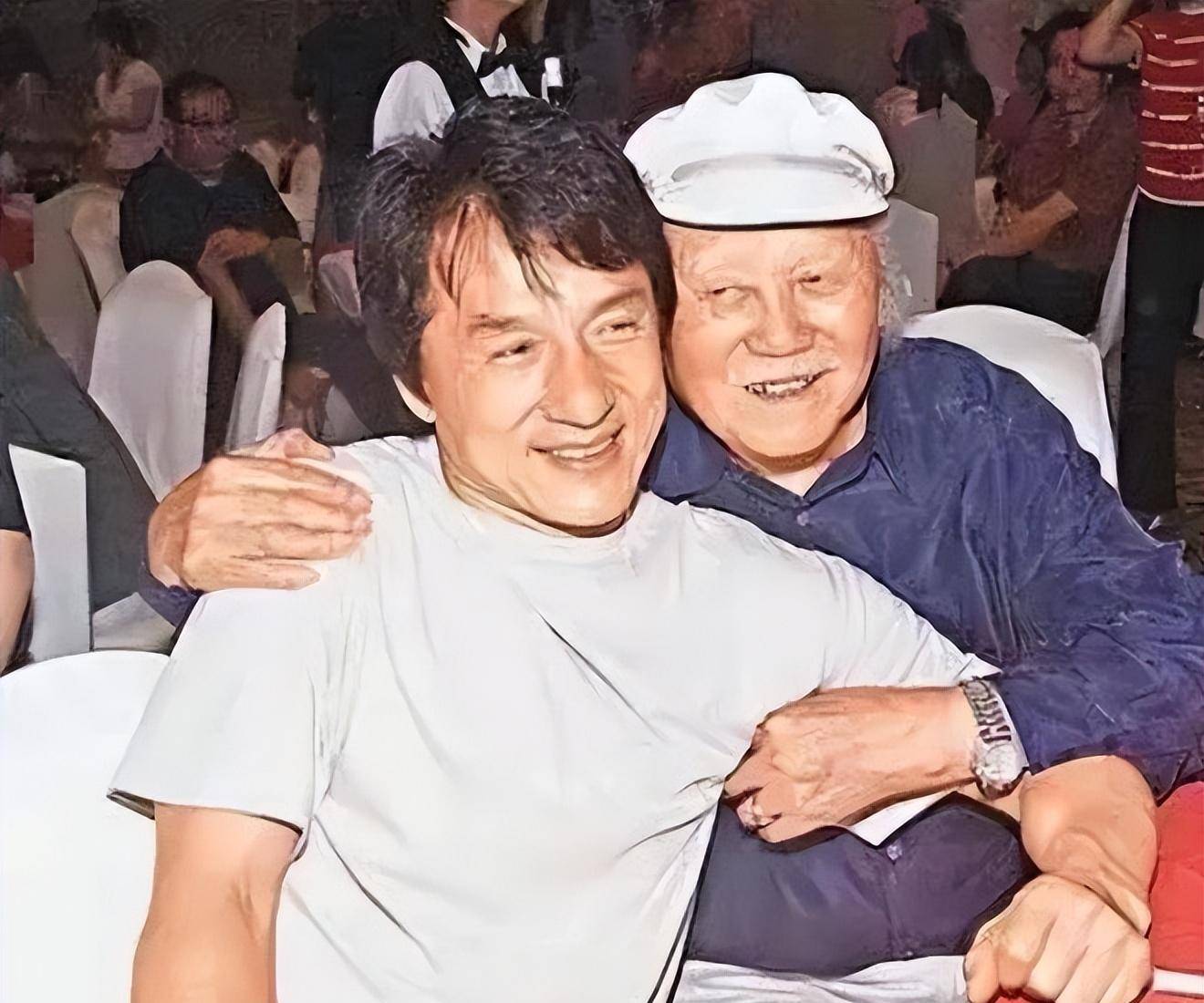 2013年,成龙回安徽和亲哥相认,对方生活拮据,他却没有帮助哥哥_房道龙