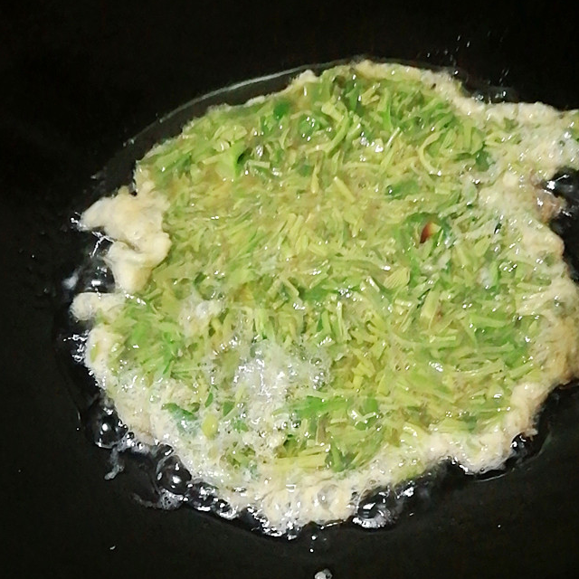 初春尝鲜,香椿芽炒鸡蛋,清火又补钙,但是千万别少了这一步