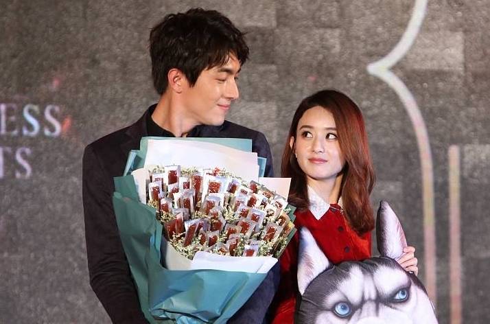 娱乐圈8位最爱吃辣条的明星赵丽颖最可爱易烊千玺像个小仓鼠