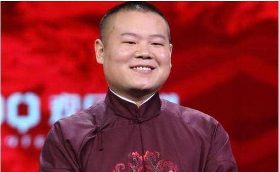 原创为什么德云社演员都要穿大褂说相声岳云鹏道出其中原因