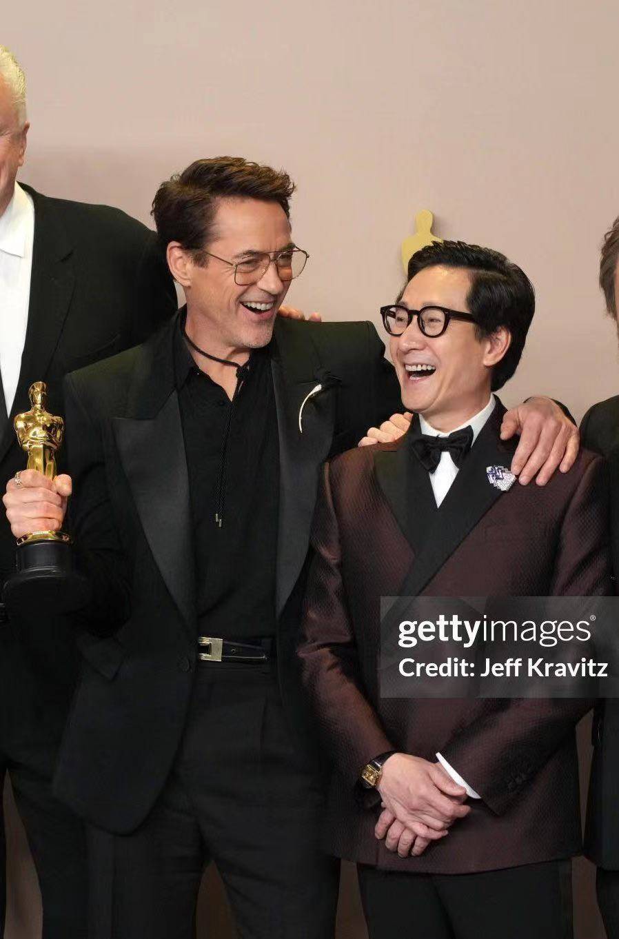 原创关继威懒理被歧视争议狂晒与好莱坞大佬们的合影秒变合影达人